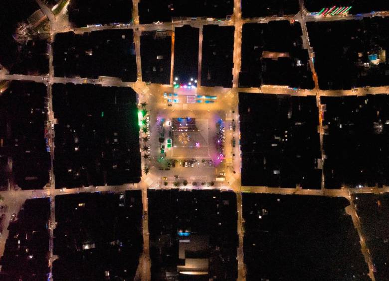 Vista aérea del parque de El Santuario. En la zona urbana de ese municipio ya se hizo el cambio de luminarias el año pasado. Los trabajos avanzan en el área rural. El alcalde Juan David Zuluaga dice que se cerrarán brechas entre lo rural y el pueblo. FOTO cortesía