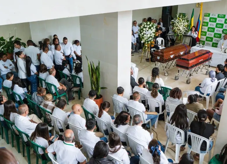 Homenaje a Jarol Jair Bojorge y Patricia Mosquera, quienes perdieron la vida en los atentados del pasado 25 de abril. Foto: Redes sociales Corporación Autónoma Regional del Cauca