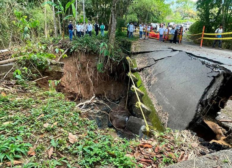 La Gobernación evaluará si el puente afectado por las lluvias sobre la quebrada La Mica se podrá recuperar o se requerirá la construcción de uno nuevo. Como medida de urgencia, se construirá un puente militar. Foto: Cortesía