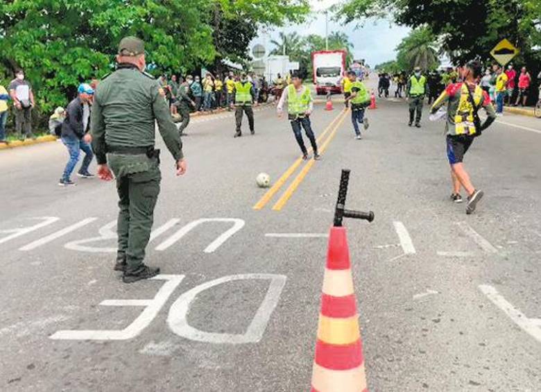 En una vía, policías y manifestantes se enfrentaron otra vez, pero en un partido de fútbol. Foto cortesía