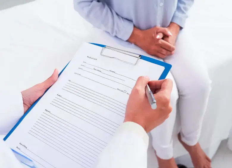 Un médico evalúa a un trabajador durante una consulta ocupacional, una de las nuevas exigencias tras una incapacidad prolongada. FOTO: SHUTTERSTOCK