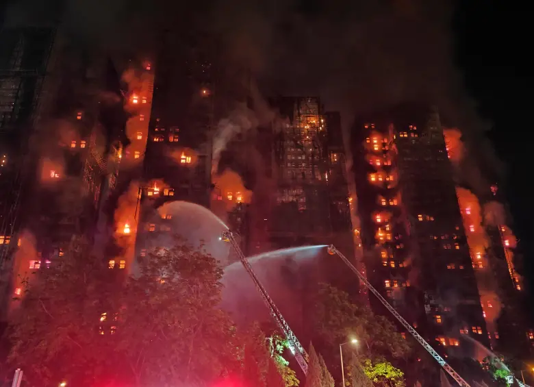 Un residente del complejo contó que muchos de sus vecinos son ancianos con problemas de movilidad, lo que podría explicar el número de muertos y desaparecidos. FOTO: Xinhua