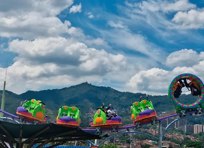 Así se la primera montaña rusa familiar ubicada dentro de un centro comercial en Colombia. FOTO cortesía Happy City