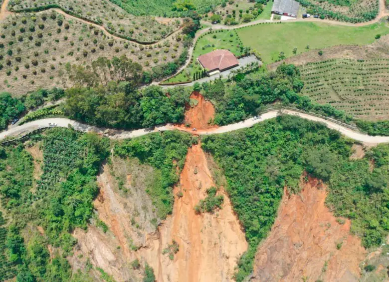 La Secretaría de Infraestructura de Antioquia ya adelanta acciones para contener la novedad y reabrir el paso lo más pronto posible. FOTO GOBERNACIÓN DE ANTIOQUIA