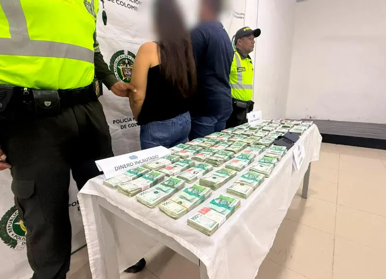 Este fue el dinero que le incautaron a la pareja en el vehículo, cuando iban rumbo al municipio de Montelíbano, en Córdoba. FOTO: CORTESÍA DE LA POLICÍA.