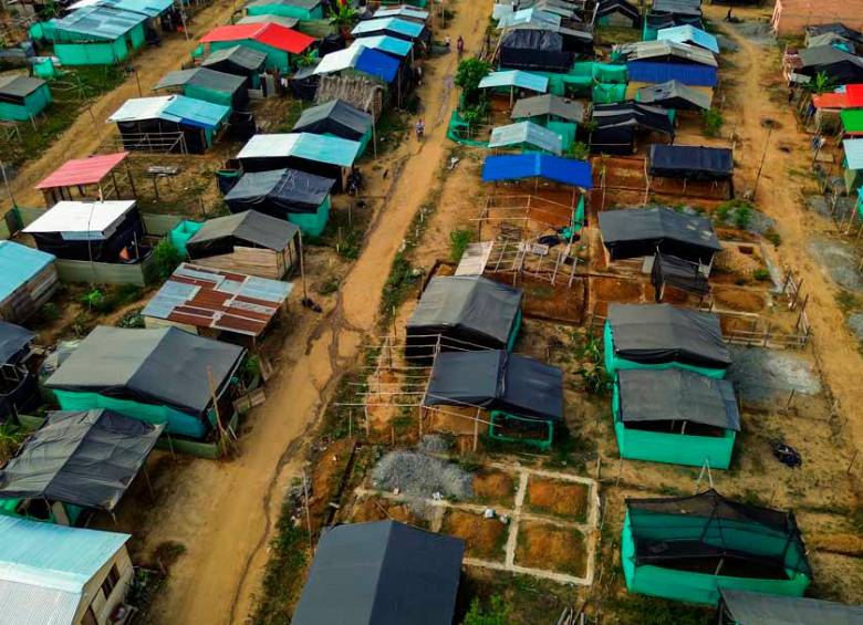 Con calles y carreras de tierra, energía eléctrica, acueducto, recolección de basuras, cancha de fútbol y tarima de eventos, peluquerías, tiendas, ferreterías e iglesias cristianas. Una ciudad sin políticos ni instituciones del Estado. Foto: Camilo Suárez Echeverry