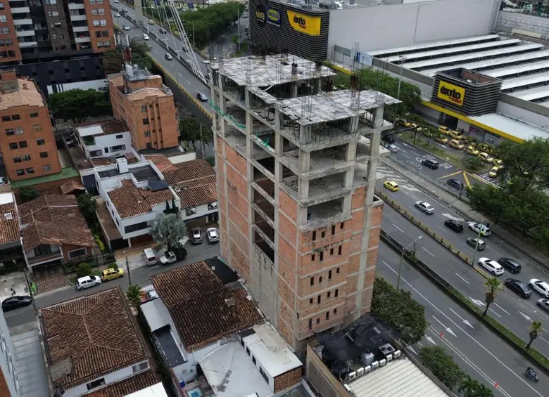 Autoridades en Envigado cerraron dos carriles en la Avenida Las Vegas. FOTO: Manuel Saldarriaga, EL COLOMBIANO