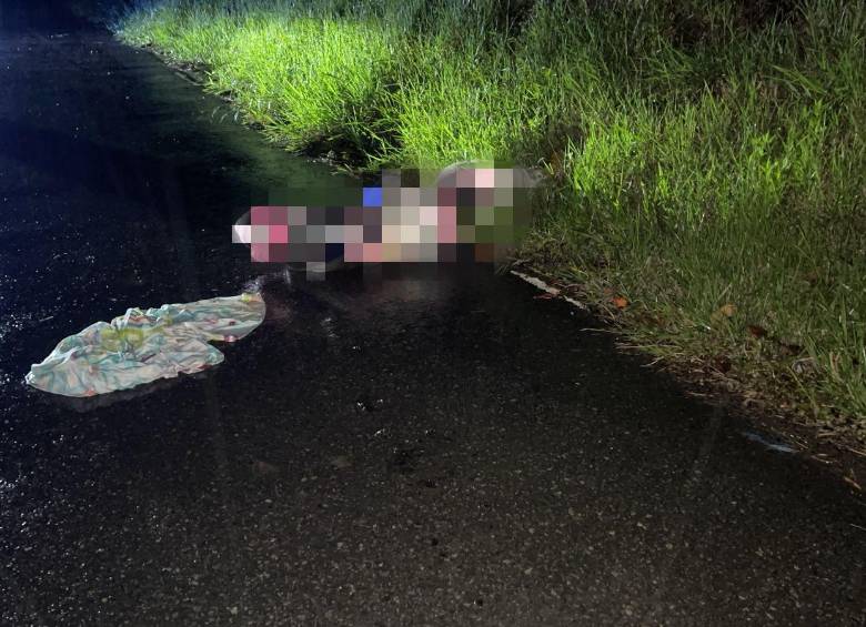 Este cuerpo, hallado envuelto en papel vinipel, fue abandonado a un costado de la autopista Norte en la madrugada de este martes, en jurisdicción de Copacabana. FOTO: CORTESÍA