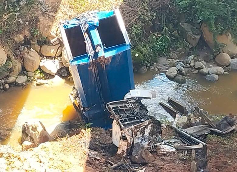 Así quedó el camión recolector luego que caer a las aguas del río Medellín, en la vía Barbosa-Cisneros, cuando el vehículo se dirigía al relleno sanitario La Pradera. FOTO: CORTESÍA - GUILLERMO NARANJO HERNÁNDEZ