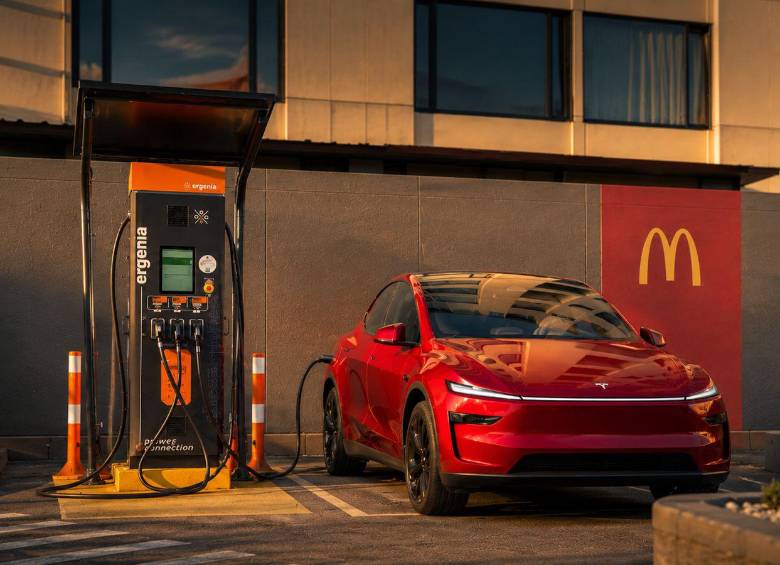 El mercado de vehículos electrificados mantuvo un fuerte ritmo de crecimiento en Colombia durante el primer semestre de 2026. De acuerdo con cifras de la Andi y Fenalco, entre enero y junio se matricularon 24.477 vehículos eléctricos y 44.605 híbridos, para un total de 69.082 unidades. FOTO: Cortesía.