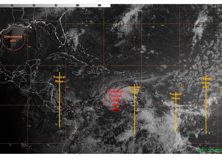 Así se veían en la mañana de ayer las cuatro ondas tropicales que se están moviendo en el Caribe, según la Subdivisión de Análisis y Pronóstico Tropical del Centro Nacional de Huracanes de Estados Unidos. Esta mañana ya emitieron las alertas de tormenta y ciclón tropical en la zona. FOTO TWITTER