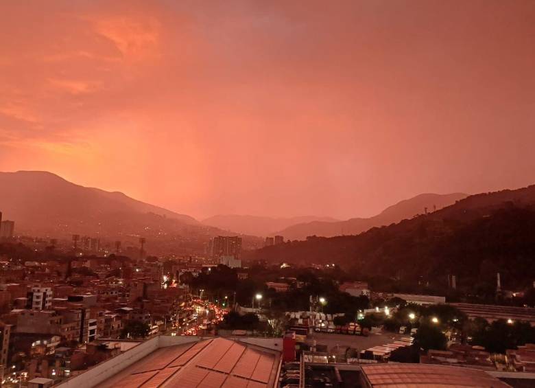 Así fue el atardecer en el Valle de Aburrá este miércoles, 12 de febrero de 2025. FOTO: Juan Antonio Sánchez