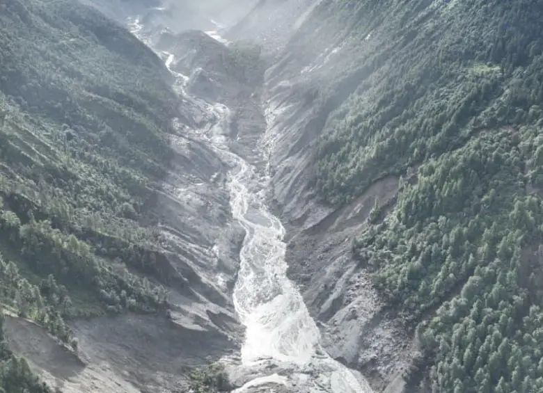 Las inundaciones repentinas en la frontera entre Nepal y China dejaron una estela de destrucción, con viviendas, carreteras y puentes afectados por la fuerza de la riada. FOTO: AFP. 