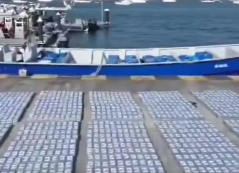 En la embarcación viajaban cinco personas, cuatro de nacionalidad colombiana y una hondureña. FOTO: Cuenta de X del Ministerio de Defensa