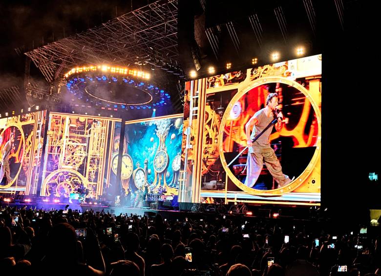 Cinco pantallas gigantes y unas visuales cambiantes todo el tiempo le dan colorido a esta gira de Ricardo Arjona. FOTO Claudia Arango