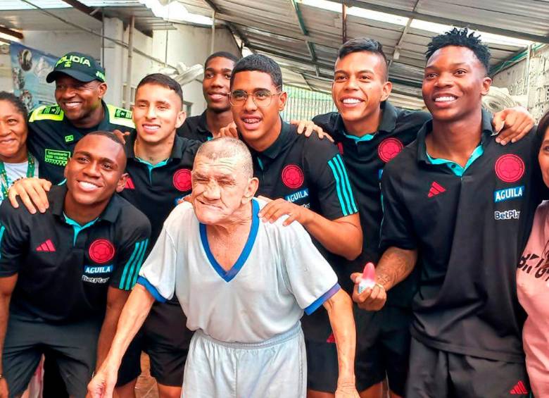 Los jugadores de la Selección Sub-20 compartieron con los beneficiarios de una fundación. FOTO CORTESÍA FCF