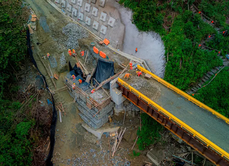 La vía industrial, de 4,5 km de extensión, fue terminada en octubre pasado. Esta era prioritaria para avanzar con la obra sin suspender el tráfico. FOTO cortesía 