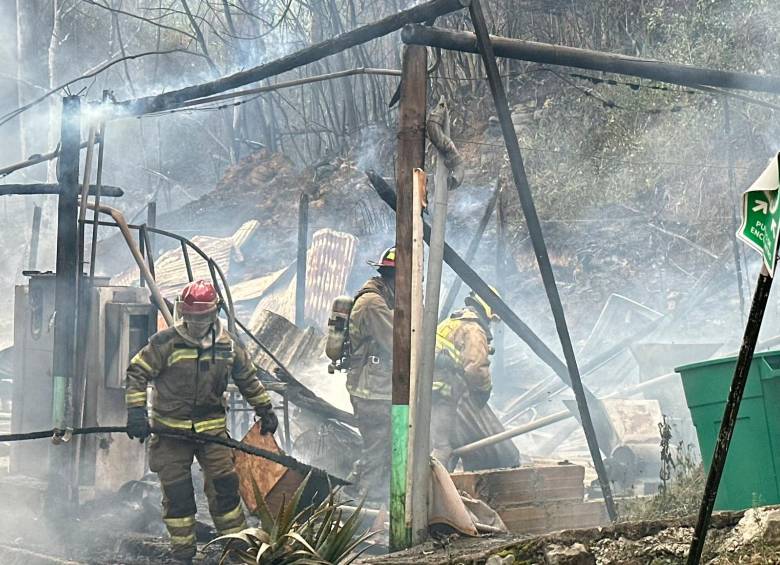 El incendio estructural tuvo lugar en la calle 66 con carrera 140, en el corregimiento San Cristóbal de Medellín. FOTO: Cortesía Dagrd