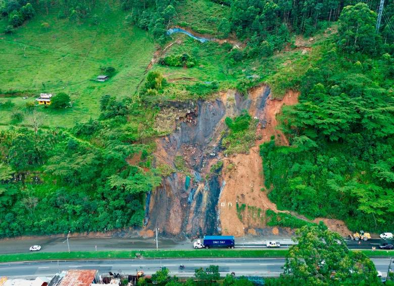 Así se ve la montaña, a la altura del kilómetro 63 de la variante a Caldas, por lo que está el llamado de alerta en este corredor. FOTO: MANUEL SALDARRIAGA