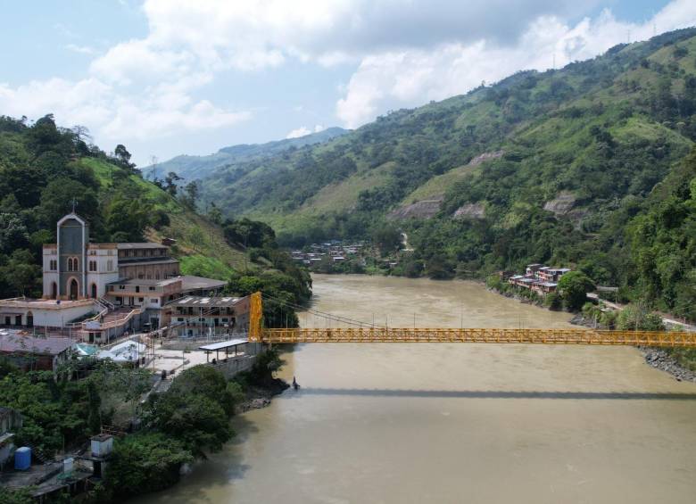 El puente que Simón Bolívar cruza el río Cauca tiene una longitud de 98 metros