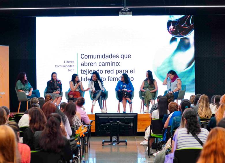 Geek Girls LatAm, en el evento FemTech realizado por Ruta N, acompañadas de mujeres asistentes. Foto: cortesía.