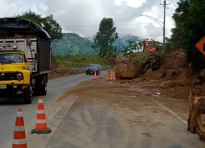 En el sector El Arriero, de la vía Medellín - Santa Fe de Antioquia, solo hay paso a un carril. FOTO: CORTESÍA