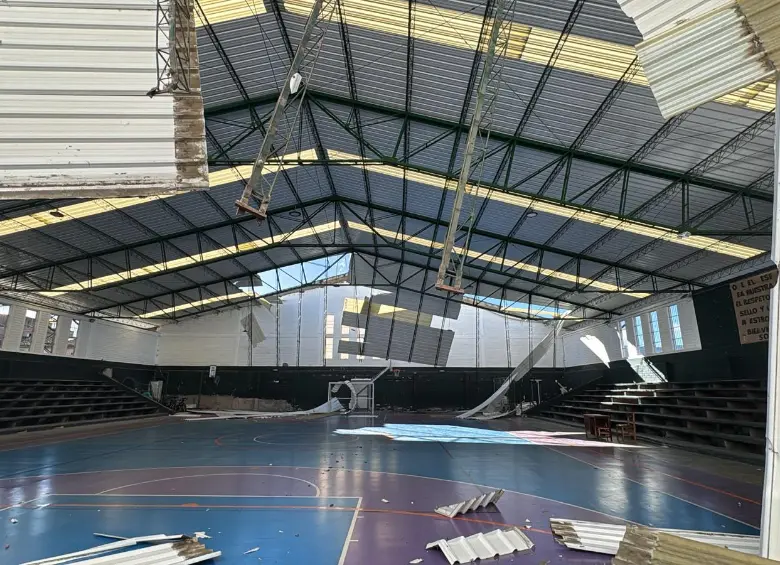Cinco edificios públicos sufrieron daños en Sonsón, entre ellos el coliseo municipal, al que se le cayó parcialmente el techo. FOTO: Cortesía Alcaldía de Sonsón