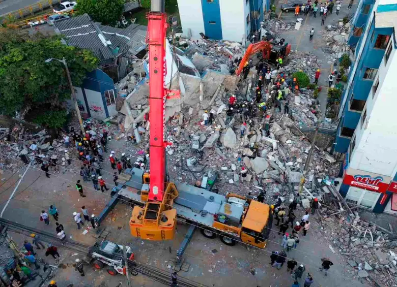 Este es uno de los lugares en los que se sigue con la remoción de escombros y tratando de recuperar cuerpos o personas con vida en Pereira. FOTO MANUEL SALDARRIAGA