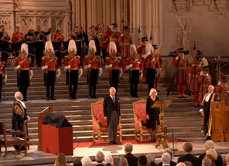 En su primer discurso frente al Parlamento británico Carlos III estuvo acompañado de la reina consorte Camila. FOTO: EFE