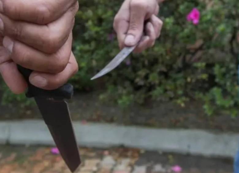 En medio del altercado, la víctima habría lesionado al acompañante de la mujer, quien reaccionó y lo hirió con el arma cortopunzante. FOTO: Archivo