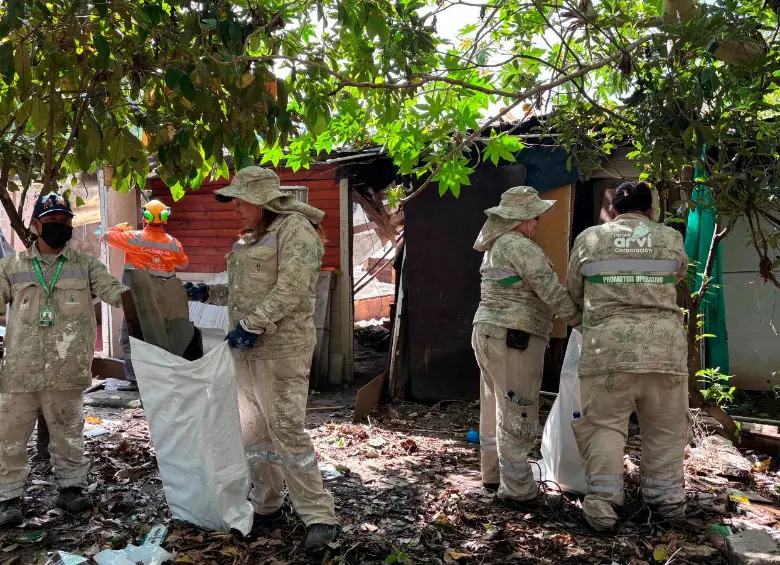 Los funcionarios que estuvieron en el operativo removieron las construcciones y limpiaron los materiales de desecho que había. FOTO ALCALDÍA