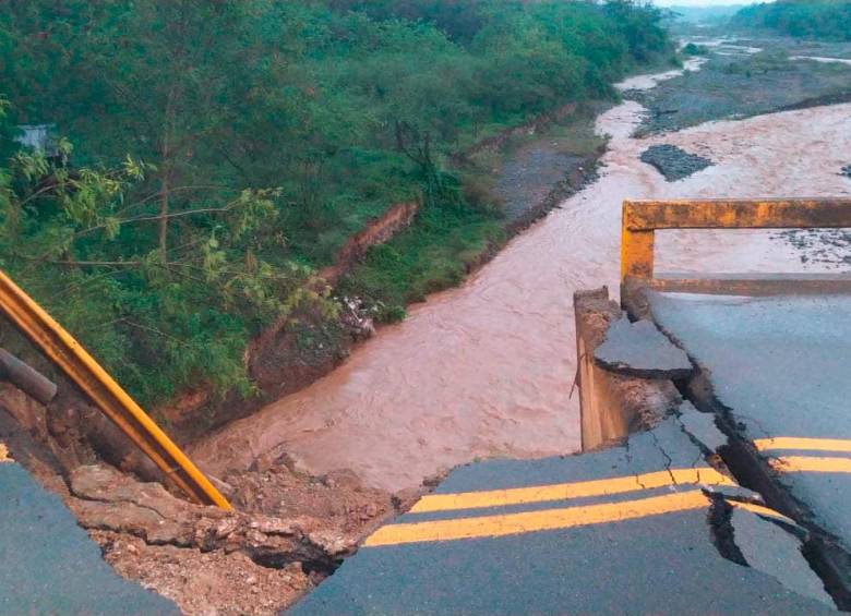 Así quedó la grieta del puente que pasa sobre el río Tonusco, en Santa Fe de Antioquia, y que obligó al cierre de la vía Medellín-Santa Fe de Antioquia por tiempo indefinido. FOTO: Cortesía