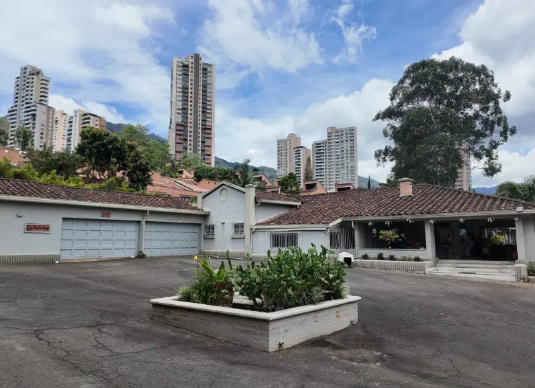 La casa campestre tiene amplias zonas verdes y piscinas. Está ubicada en una zona exclusiva de El Poblado. Foto: Cortesía