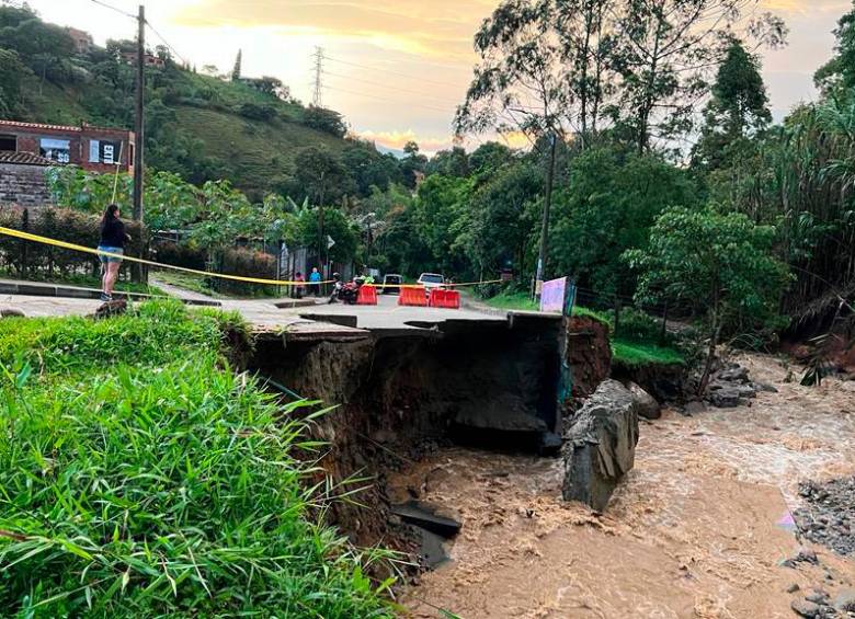 La vía a El Salado, en Envigado, fue acordonada por las autoridades tras los daños registrados el pasado martes 25 de abril. FOTO: CORTESÍA ALCALDÍA DE ENVIGADO