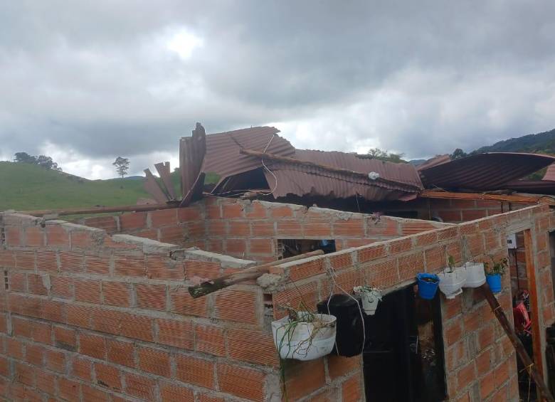 Así quedaron las viviendas en el municipio de El Carmen de Viboral luego del fuerte vendaval. FOTO: Cortesía