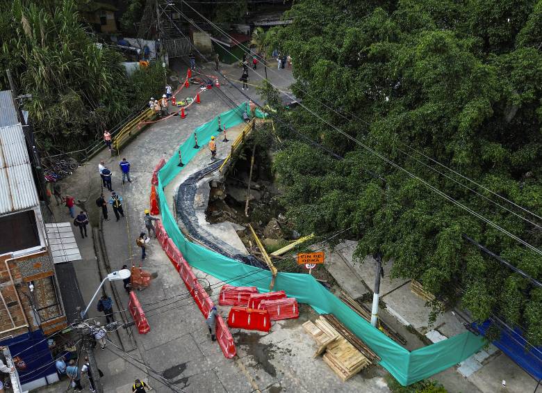 Aspecto del daño en el puente de acceso a San Antonio de Prado, sobre la quebrada La Limona. FOTO: Manuel Saldarriaga Quintero