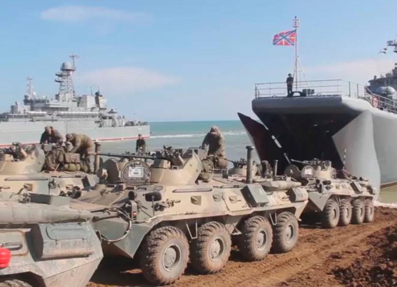 El Ejército ruso inició ayer su repliegue en la zona fronteriza entre Ucrania, Crimea y el Mar Negro; sin embargo, mantendrán armamento pesado cerca del lugar. FOTO EFE