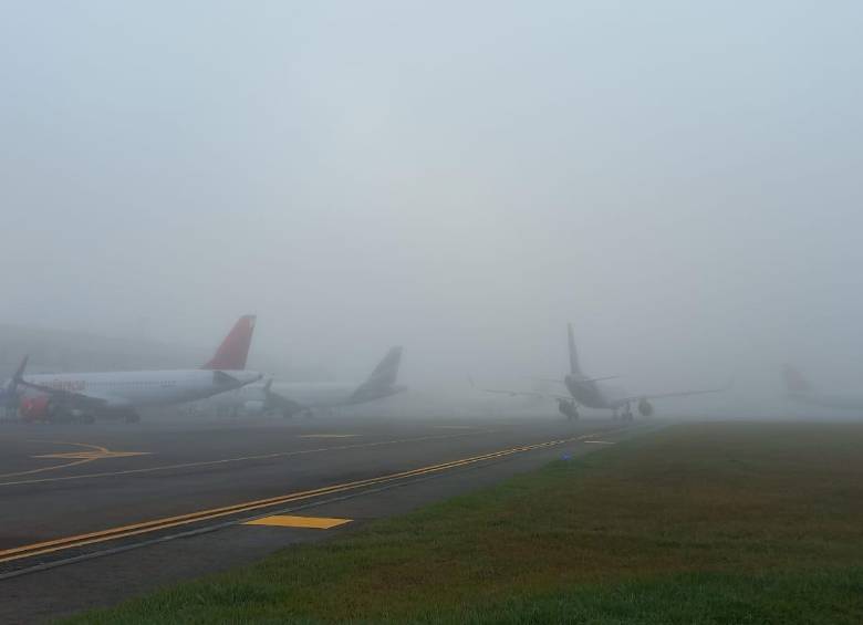 Las condiciones del clima en Rionegro tienen suspendida la operación del aeropuerto José María Córdova. FOTO: Cortesía Airplan