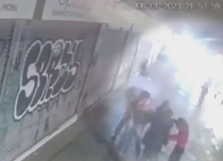 Momento en que un ladrón le dispara a su cómplice en medio de un hurto en Bogotá. Foto: captura de video Noticias Caracol