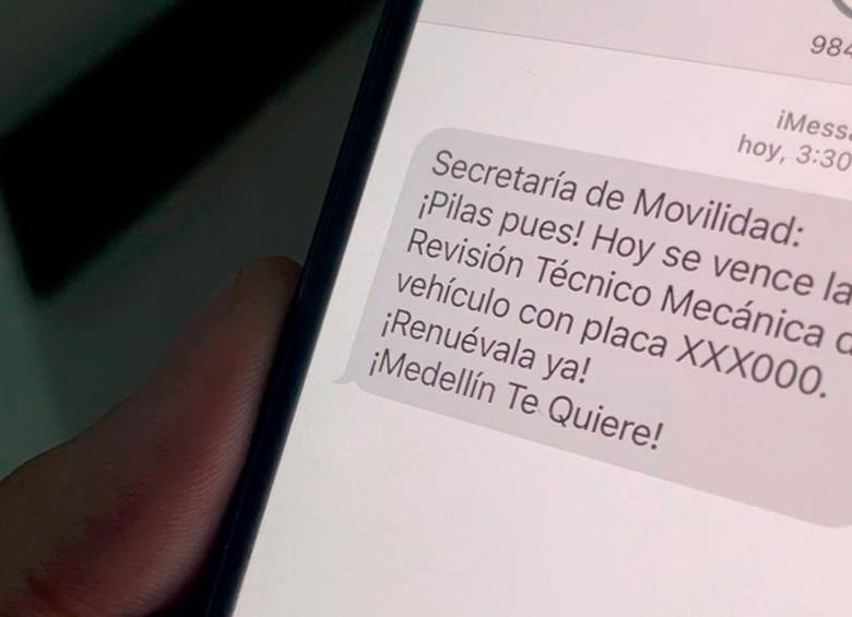 Con mensajes como estos se le informa a los conductores que su Soat o Tecnicomecánica están a punto de vencerse, para evitar hacer comparendos mediante fotomultas. FOTO: CORTESÍA ALCALDÍA DE MEDELLÍN