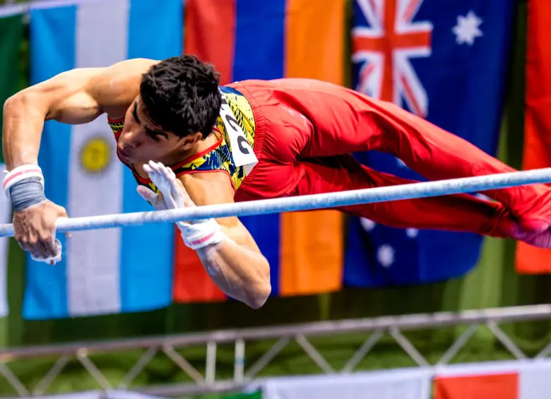 Ángel Barajas, de 19 años, sigue sorprendiendo en la gimnasia internacional con sus resultados. FOTO COC