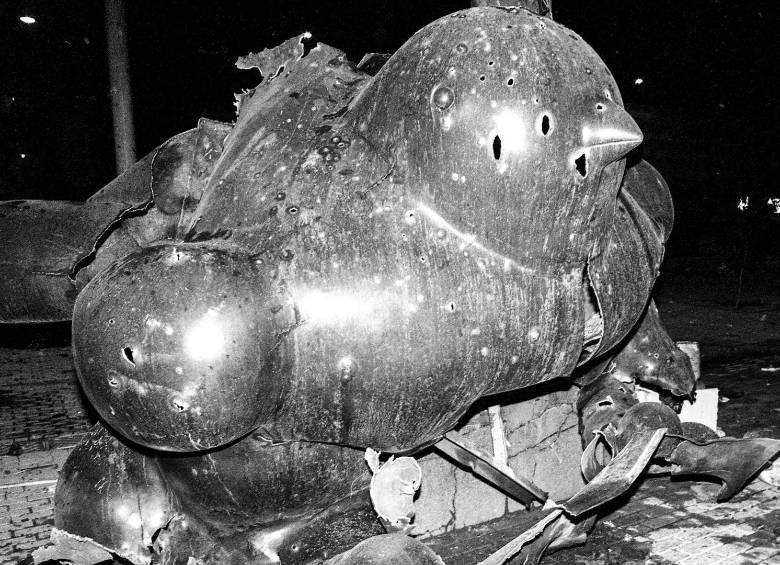 El atentado en el parque San Antonio destruyó la escultura de Botero llamada “El Pájaro”. Fernando Botero declaró que dejaría los rezagos de la escultura como un “monumento a la imbecilidad y la criminalidad de Colombia”. Donó una segunda escultura, “El Pájaro de la Paz”, que se ubicó al costado de la original para simbolizar el contraste entre la violencia y la esperanza de paz. Foto: Humberto Arango Gómez “Jaimar”. 