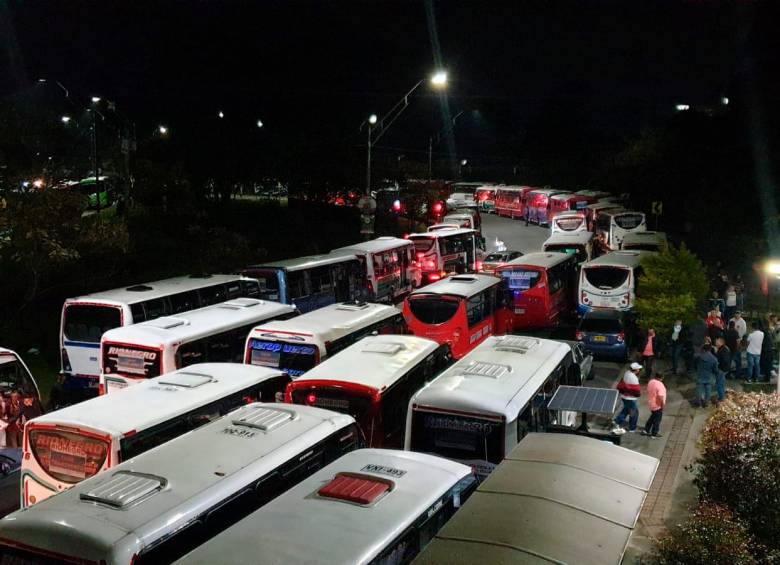 Desde el pasado viernes 25 de noviembre, cientos de conductores de bus suspendieron su servicio para protestar por la implementación de un nuevo sistema de transporte. FOTO: CORTESÍA