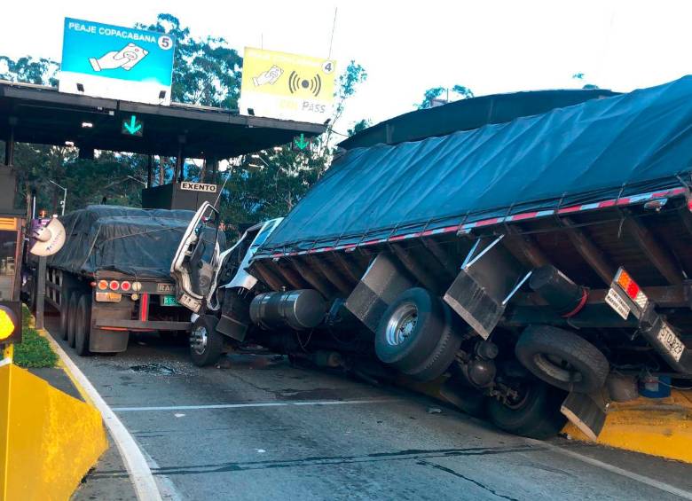 Así quedó el furgón luego del impacto contra el tractocamión en todo el peaje, en sentido Oriente-Medellín. FOTO: CORTESÍA MI ORIENTE