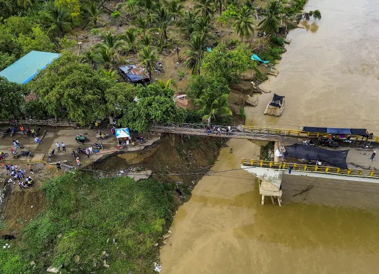 Los habitantes de San Juan de Urabá tienen que subsistir a punta de planchones y otros medios de transporte para no quedar aislados. FOTO: CAMILO SUÁREZ
