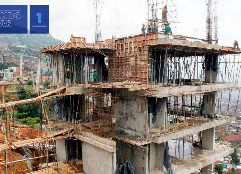 Por un valor inicial de más de $15.000 millones, la construcción de la Biblioteca España inició en el año 2006 como parte del Plan Municipal de Parques Bibliotecas. Su nombre se debe al apoyo financiero de la Agencia Española de Cooperación Internacional para el Desarrollo; y su labor social y diseño arquitectónico (realizado por el colombiano Giancarlo Mazzanti), fueron merecedoras de reconocimientos locales e internacionales. En la foto, la estructura en construcción del proyecto inicial de la biblioteca.