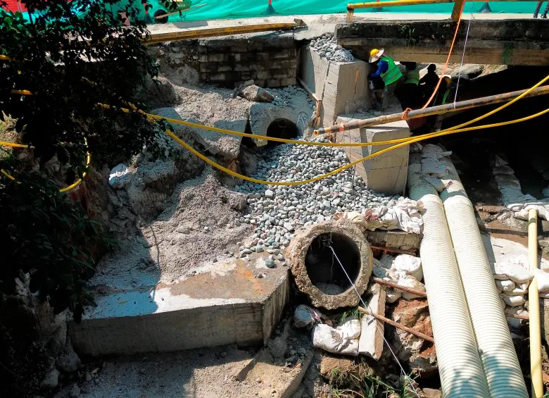 Así avanzan los trabajos de reparación de la socavación en el puente de la quebrada La Limona. Se espera tenerlo reparado este fin de semana. FOTO: MANUEL SALDARRIAGA