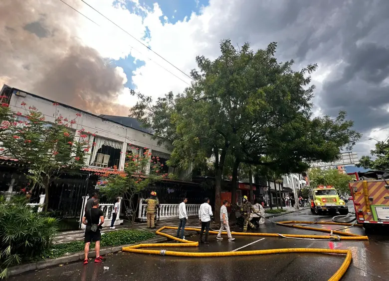 Mientras los bomberos controlaban las llamas fue necesario desviar el tráfico vehicular de la avenida 33. FOTO: Cortesía Dagrd 