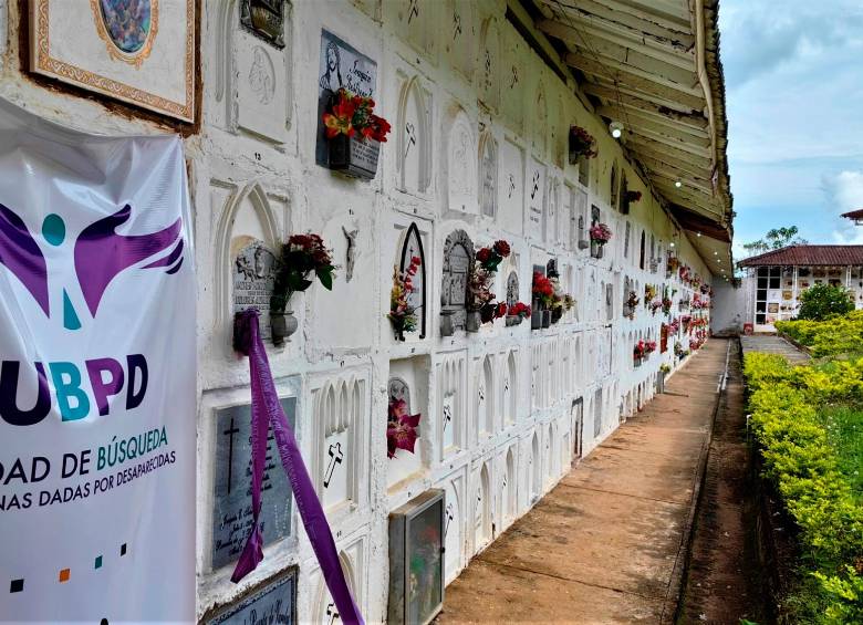 La búsqueda forense se hizo dentro de los predios del cementerio local de Frontino. FOTO CORTESÍA UBPD