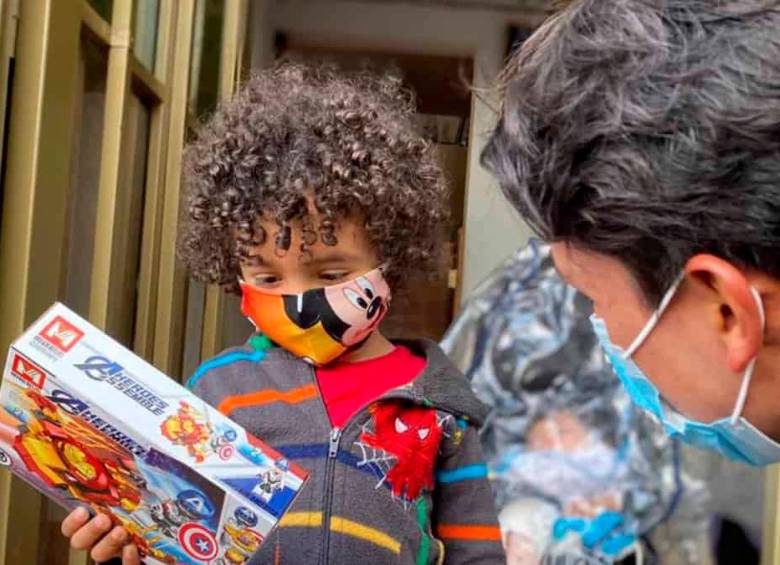 El corredor llegó hasta el barrio Bolívar 83 de Zipaquirá, Cundinamarca, y entregó, junto a su familia y amigos, los regalos a cerca de 800 menores de la zona. FOTO EGAN BERNAL
